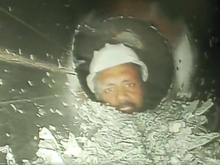 मजदूरों तक पहुंचने के लिए एक छेद कर उसमें पाइप लगाया गया है. इस पाइप के जरिए ही मजदूरों तक कैमरा भेजा गया, जिसमें उनकी हर गतिविधि को रिकॉर्ड किया गया. पाइप के सहारे ही मजदूरों को खाना भी भेजा जा रहा है.