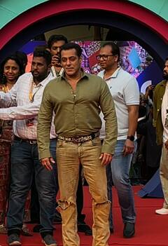 IFFI में शामिल होने के लिए दबंग अंदाज में पहुंचे सलमान ख़ान, पैपराज़ी को हाथ जोड़कर किया नमस्ते