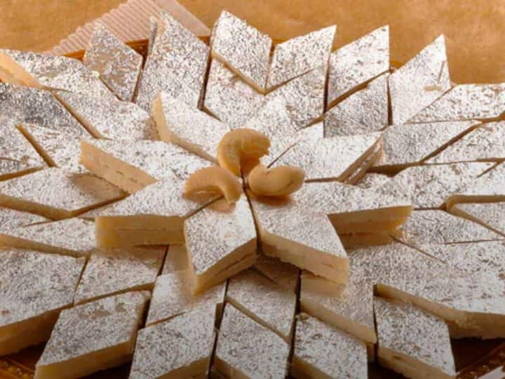 Kaju Katli: खुशी के मौके पर लोग जब मुंह मीठा कराते हैं तो काजू कतली जरूर खिला देते हैं. क्या कभी आपके मन में यह ख्याल आया कि इसकी शुरुआत कब हुई थी? और इसका भारत से क्या कनेक्शन है?