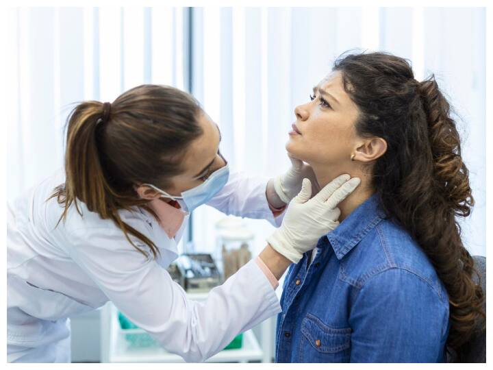 बदलते मौसम और वायु प्रदूषण की वजह से अकसर लोगों को गले में खराश, दर्द और सूजन जैसी समस्याओं का सामना करना पड़ता है. ठंड लगने या धूल-मिट्टी के कारण गले की नलिकाएं प्रभावित होती हैं. ऐसे में कुछ घरेलू और आयुर्वेदिक टिप्स आजमाकर तुरंत राहत पाई जा सकती है