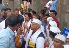 Dhirendra Shastri : धीरेंद्र शास्त्रींचं आधी वादग्रस्त वक्तव्य नंतर थेट देहूत जात तुकाराम महाराजांचं दर्शन, पाहा फोटो...