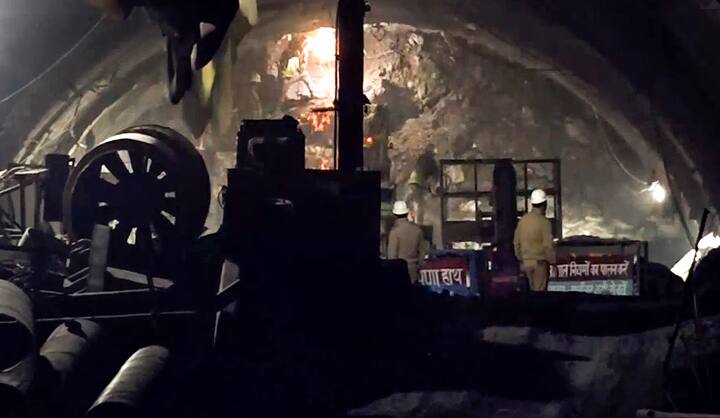 আটকে পড়া ৪১ জন শ্রমিককে উদ্ধারের চেষ্টা করতে ৫টি বিকল্প পথে সুড়ঙ্গ করার কাজ চলছে। ৬০ মিটারের মধ্যে ৪৫ মিটার এগিয়ে গিয়েছেন উদ্ধারকারীরা।