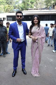 Animal का प्रमोशन करने स्टाइलिश अंदाज में पहुंचे Ranbir Kapoor और Rashmika Mandanna , एक्टर ने ब्लू सूट बूट में दिखाया जलवा तो एक्ट्रेस ने साड़ी पहन ढाया कहर