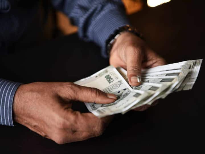 Noida police arrested seven people with fake Indian currency business Noida News: नोएडा में पुलिस ने लाखों के नकली नोट पकड़े, गिरोह के 7 लोग गिरफ्तार