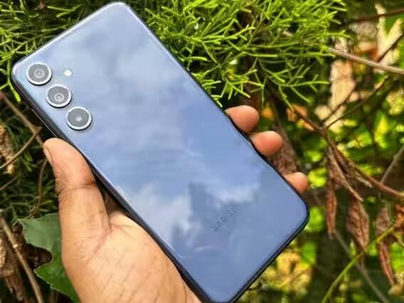 Samsung Galaxy M14 5G: આ સેમસંગ ફોનમાં તમને 6.6 ઇંચની FHD + LCD ડિસ્પ્લે મળે છે. આ મોબાઈલ ફોન Octacore Exynos 1330 પ્રૉસેસર પર કામ કરે છે અને ફોનમાં 6000 mAhની મોટી બેટરી છે. આ સ્માર્ટફોનમાં 6GB રેમ અને 128GB ઇન્ટરનલ સ્ટૉરેજ છે. મોબાઈલ ફોનની કિંમત 15,990 રૂપિયા છે.