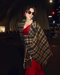 Elli Avrram PHOTO: દેશી લુકમાં જોવા મળી એલી અવરામ, રેડ સાડીમાં બતાવ્યો જલવો