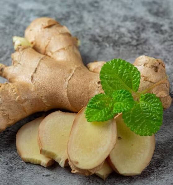 ਸਰਦੀਆਂ ਵਿੱਚ, ਲੋਕ ਜ਼ਿਆਦਾਤਰ ਅਦਰਕ ਦੀ ਚਾਹ ਜਾਂ ਇਸਦਾ ਕਾੜ੍ਹਾ ਪੀਂਦੇ ਹਨ। ਅਦਰਕ ਗਰਮ ਸੁਭਾਅ ਵਾਲਾ ਹੁੰਦਾ ਹੈ, ਇਸ ਲਈ ਇਸ ਦਾ ਸੇਵਨ ਕਰਨ ਨਾਲ ਠੰਡ ਥੋੜ੍ਹੀ ਘੱਟ ਲੱਗਦੀ ਹੈ। ਪਰ ਕੀ ਤੁਸੀਂ ਜਾਣਦੇ ਹੋ ਕਿ ਇਸ ਦਾ ਜ਼ਿਆਦਾ ਸੇਵਨ ਕਰਨ ਨਾਲ ਕਈ ਸਰੀਰਕ ਸਮੱਸਿਆਵਾਂ ਹੋ ਸਕਦੀਆਂ ਹਨ। ਅੱਜ ਅਸੀਂ ਤੁਹਾਨੂੰ ਅਦਰਕ ਦੇ ਜ਼ਿਆਦਾ ਸੇਵਨ ਨਾਲ ਸਰੀਰ 'ਚ ਹੋਣ ਵਾਲੀਆਂ ਕੁਝ ਸਮੱਸਿਆਵਾਂ ਬਾਰੇ ਦੱਸਾਂਗੇ।