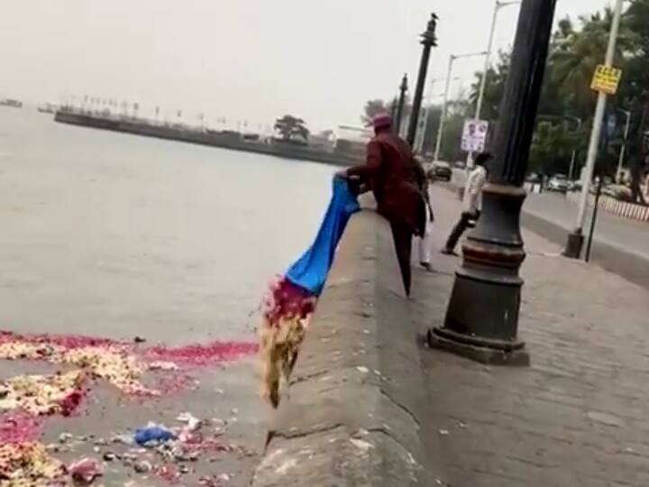 Gateway of India Viral Video man throwing garbage in sea Mumbai Police BMC registered Case Anand Mahindra appeal Viral Video: गेटवे ऑफ इंडिया के सामने समुद्र में कचरा फेंकने का वीडियो वायरल, केस दर्ज, लगा 10 हजार का जुर्माना