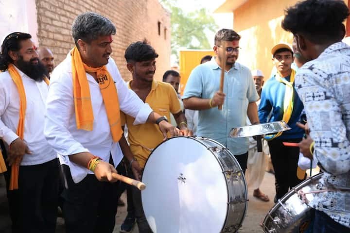 मनुबाई जवळा या बीड जिल्ह्यातील शेवटच्या गावात युवा संघर्ष यात्रेचे ढोल ताशांच्या गजरात जोरदार स्वागत करण्यात आले.