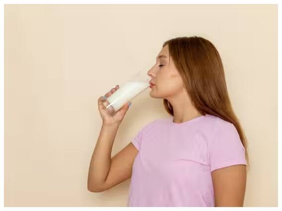 લો બ્લડ પ્રેશરને નિયંત્રિત કરવા માટે ગરમ દૂધ પીવું એ એક અસરકારક રીત છે. દૂધમાં કેલ્શિયમ અને પોટેશિયમ જેવા મિનરલ્સ હોય છે જે બ્લડ પ્રેશર વધારે છે.