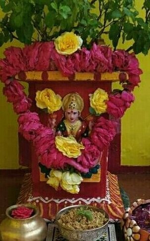 तुलसी पूजन में प्रसाद का बहुत महत्व है.