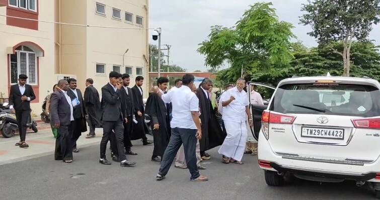 AIADMK ex minister KP Anpahagan in Dharmapuri court for trial in asset hoarding case against him சொத்துக் குவிப்பு வழக்கு: குடும்பத்தினர் 11 பேருடன் நீதிமன்றத்தில் ஆஜரான அதிமுக முன்னாள் அமைச்சர்!