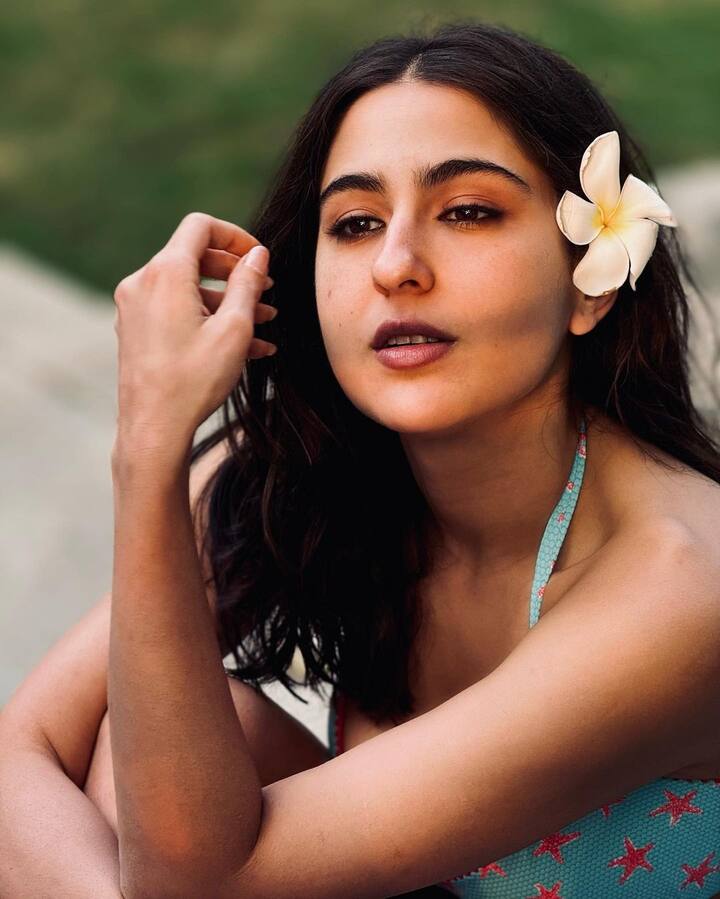 બોલિવૂડ એક્ટર સૈફ અલી ખાનની લાડલી અને અભિનેત્રી સારા અલી ખાન પરંપરાગત અને વેસ્ટર્ન દરેક આઉટફિટમાં સુંદર લાગે છે. હાલમાં જ તેણે વેકેશન એન્જોય કરતી વખતે તેનો બિકીની લુક શેર કર્યો હતો.