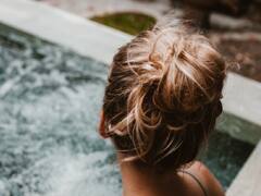 Health Tips : थंडीच्या दिवसात 'गरम' की 'थंड' कोणत्या पाण्याने अंघोळ करावी?