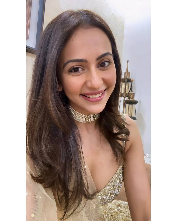 రకుల్ మెరిసే గోల్డెన్ లెహంగాలో చాలా క్యూట్ ఫోజులిచ్చింది.