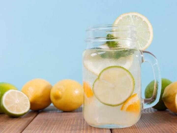 नींबू में भरपूर मात्रा विटामिन सी होता है इसलिए ज्यादातर लोग नींबू पानी पीते हैं. लेकिन कई रिपोर्ट में इस बात का खुलासा किया गया है कि ज्यादा नींबू पानी पीने से सीने में जलन हो सकती है. क्योंकि इसमें पेप्सिन नाम का एंजाइम होता है जो प्रोटीन को तोड़ने का काम करता है. यह पेप्सिन एंजाइम अल्सर के लिए ठीक नहीं होता है. नींबू पानी सेहत के लिए बहुत फायदेमंद होता है.