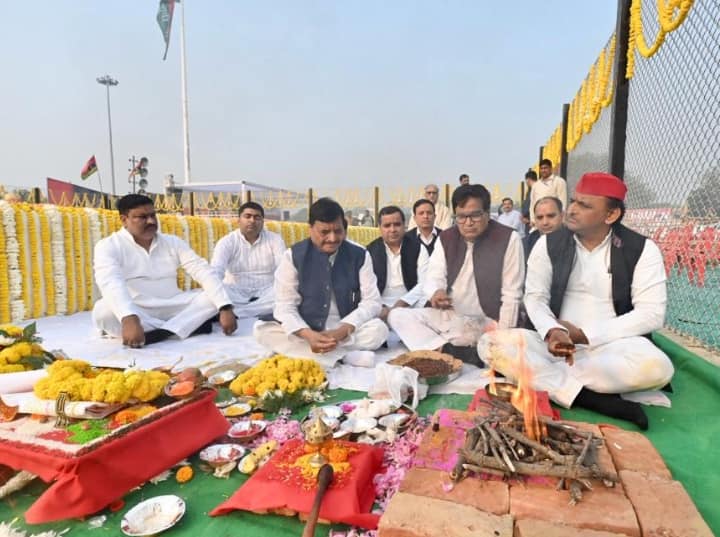 Akhilesh Yadav performed Bhoomi Pujan of Mulayam Singh memorial in Saifai Mulayam Singh Birthday: अखिलेश यादव ने सैफई में किया मुलायम सिंह के स्मारक का भूमि पूजन, परिवार के सदस्य रहे मौजूद