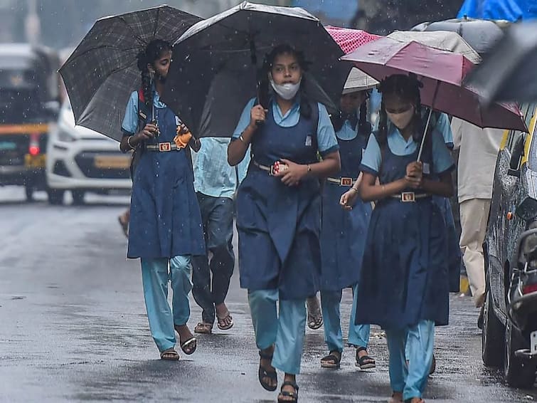 school leave: Due to incessant rain in Karaikal district holiday notice only for schools School Leave: தொடரும் மழை.. புதுச்சேரி, காரைக்காலில் இன்று பள்ளிகளுக்கு மட்டும் விடுமுறை அறிவிப்பு..!