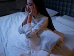 कुर्सी या सोफे तुरंत आ जाती है नींद, लेकिन बिस्तर पर नहीं आती, जानें इसके कारण और इससे निपटने का तरीका