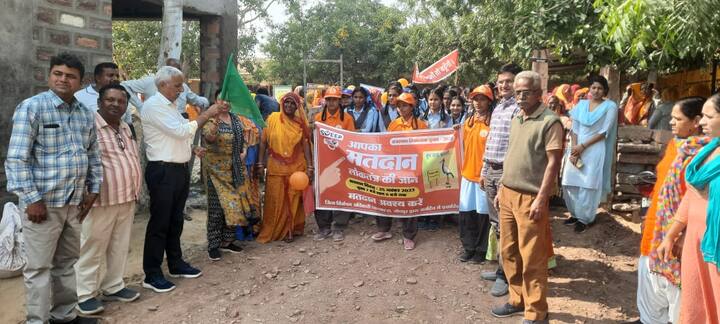 भारत निर्वाचन आयोग और मुख्य निर्वाचन अधिकारी जयपुर के निर्देशानुसार विधानसभा आम चुनाव 2023 में मतदाता जागरूकता और मतदान शत प्रतिशत में वृद्धि सुनिश्चित करने के लिए जिले में मतदान से पूर्व सतरंगी सप्ताह के अंतिम दिन बुधवार (22 नवंबर) को स्वीप कार्यक्रम के तहत लूणी विधानसभा क्षेत्र के राउमावि नान्दडा कलां में मतदान जागरूकता कार्यक्रम आयोजित किया गया.