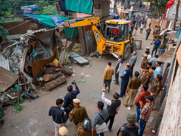 Demolition Drive Carried Out In Delhi’s Nizamuddin, Local Says ‘Give Us A Roof’ Demolition Drive Begins In Delhi’s Nizamuddin, Resident Says ‘Give Us A Roof If You...’