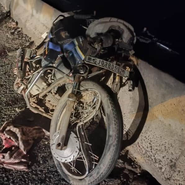 Three people died while riding a bike in an accident on the highway near Morbi Accident: મોરબી માળીયા નજીક બાઇક પર જતાં પરિવારને નડ્યો અકસ્માત, એક જ પરિવારના 3નાં મોત