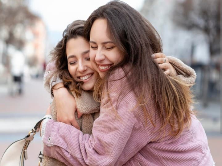 Hugging Benefits : गले लगाने से ऑक्सीटोसिन रिलीज होता है, जिसे लव हार्मोन या बॉन्डिंग हार्मोन कहते हैं. सोशल बॉन्डिंग, लगाव और इमोशनल रेगुलेशन में यह काफी मददगार होता है.