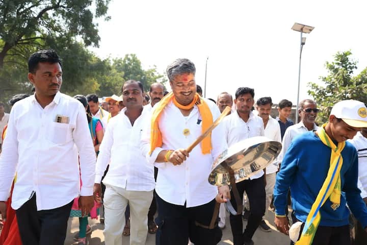 यावेळी आमदार संदीप शिरसागर तसेच रोहित आर आर पाटील, बबनदादा गीते, सुशिलाताई मोराळे यांच्यासोबत ग्रामस्थ, पदाधिकारी व कार्यकर्ते उपस्थित होते.