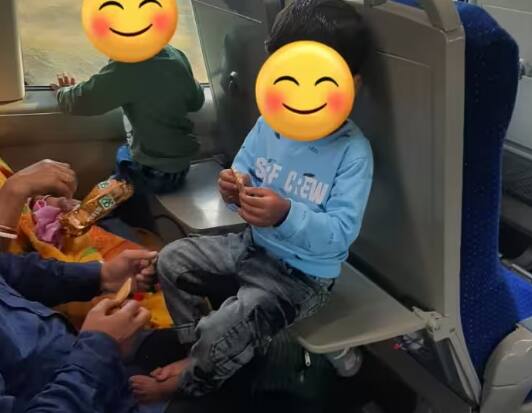 vande-bharat-express-children-sit-on-snack-tray-passenger-reacts-indian-railway Vande Bharat Express: ਬੱਚਿਆਂ ਦੀ ਵਜ੍ਹਾ ਕਰਕੇ ਟੁੱਟੀ ਵੰਦੇ ਭਾਰਤ ਦੀ ਸਨੈਕ ਟ੍ਰੇ! ਰੇਲਵੇ ਨੇ ਸਾਂਝੀ ਕੀਤੀ ਤਸਵੀਰ ਤਾਂ ਲੋਕਾਂ ਨੇ ਕੀ ਕਿਹਾ?