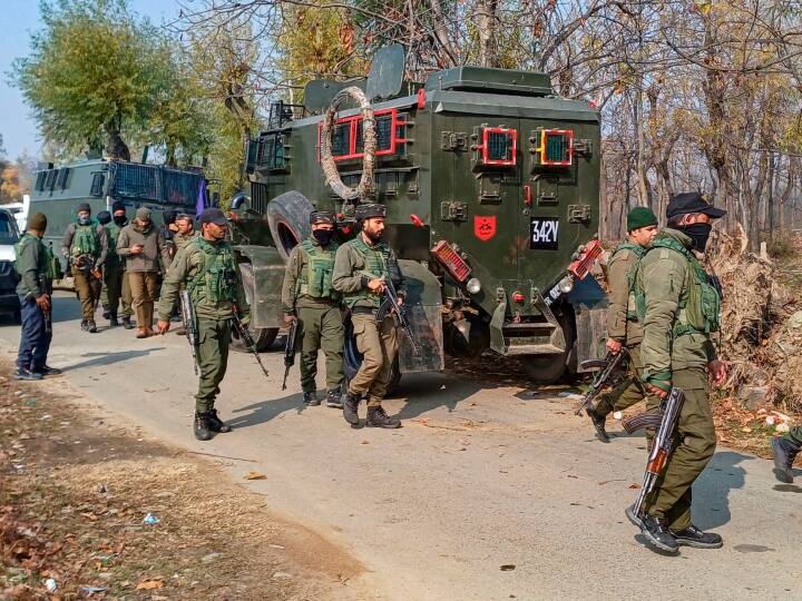 Four Army personnel including two officers and two jawans lost lives in ongoing encounter with terrorists in Rajouri Jammu Kashmir Jammu Kashmir: राजौरी एनकाउंटर में 2 सैन्य अधिकारी और 2 जवान शहीद, मुठभेड़ अब भी जारी