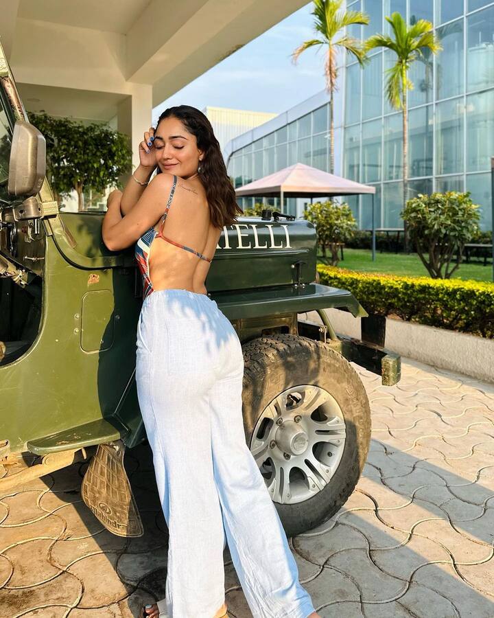 दरअसल हम बात कर रहे हैं सीरीज में ‘बबीता’ का किरदार निभाने वाली ब्यूटीफुल एक्ट्रेस त्रिधा चौधरी की. जिन्होंने अपनी एक्टिंग के साथ बोल्ड अंदाज से खूब फेम हासिल किया था.