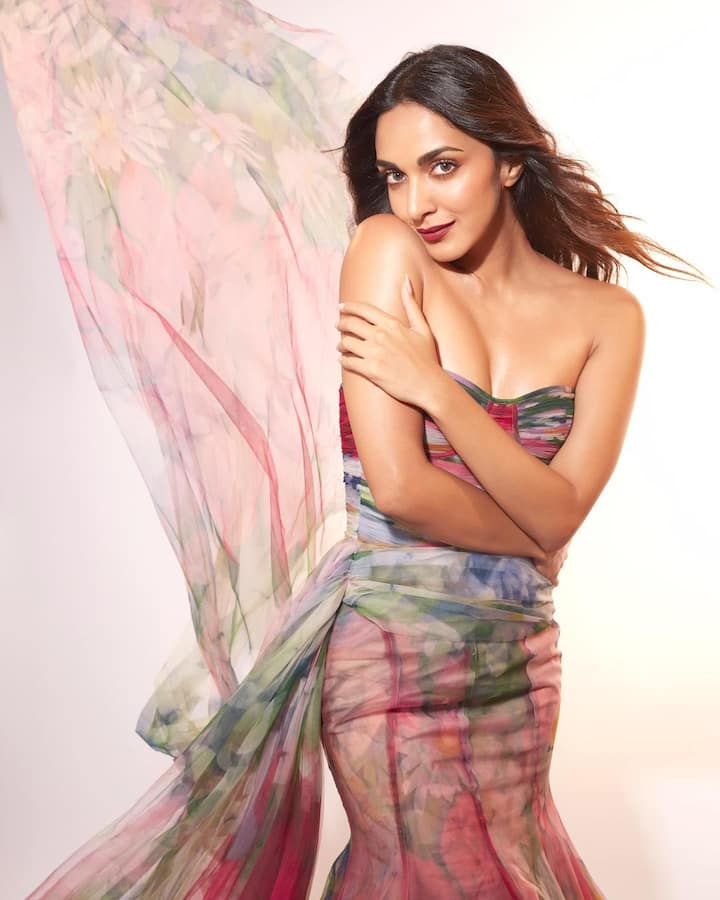 ছোট থেকেই অভিনয় জগতে আসার ইচ্ছা ছিল কিয়ারা আডবাণীর। ২ বছর বয়সেই বাড়িতে সেই কথা জানিয়েছিলেন তিনি।