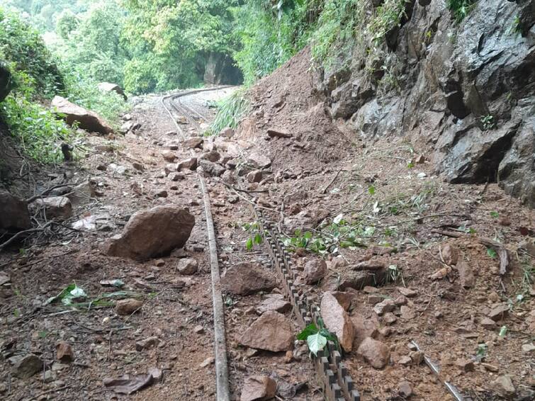 Nilgiris mountain train service canceled again due to Landslide again of incessant rain தொடர் மழையால் அடுத்தடுத்து மண் சரிவு! நீலகிரி மலை ரயில் சேவை மீண்டும் ரத்து!