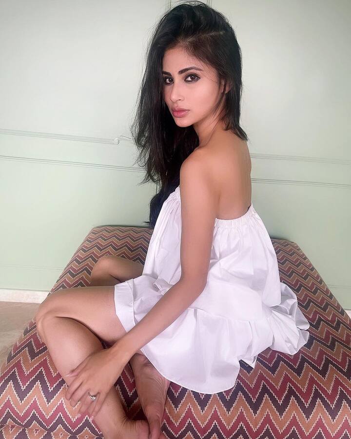 Let us know what do you think of Mouni's pics