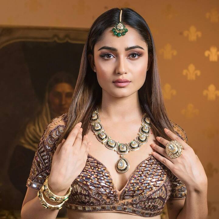 इस फिलाम के बाद त्रिधा ने टीवी की दुनिया में कदम रखा और शो ‘दहलीज’ में काम किया. फिर एक्ट्रेस की एंट्री भोजपुरी फिल्मों में हुई. इस इंडस्ट्री में भी एक्ट्रेस ने खूब नाम कमाया.