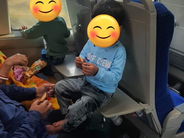 Vande Bharat Express Children Sit On Snack Tray Passenger Reacts Indian Railway बच्चों की वजह से टूट रही वंदे भारत की स्नैक ट्रे! रेलवे अधिकारी ने शेयर की तस्वीर तो क्या बोले लोग?