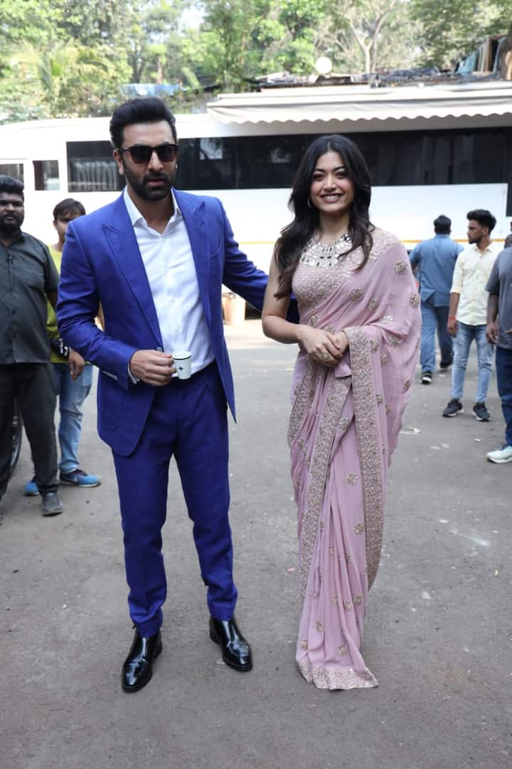 'अॅनिमल' सिनेमाच्या प्रमोशनदरम्यान रश्मिकाने सुंदर साडी नेसली होती. त्यावेळी रणबीर कपूरदेखील तिच्यासोबत उपस्थित होता.