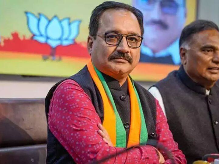 दिल्ली BJP अध्यक्ष वीरेंद्र सचदेवा को मिला चुनाव आयोग का नोटिस, CM केजरीवाल से जुड़ा है मामला