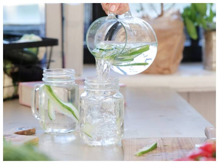 ब्लड प्रेशर अचानक कम हो जाने पर नमक पानी पीना बहुत फायदेमंद होता है. नमक पानी में सोडियम की मात्रा होती है जो ब्लड प्रेशर को बैलेंस करने में मदद करता है