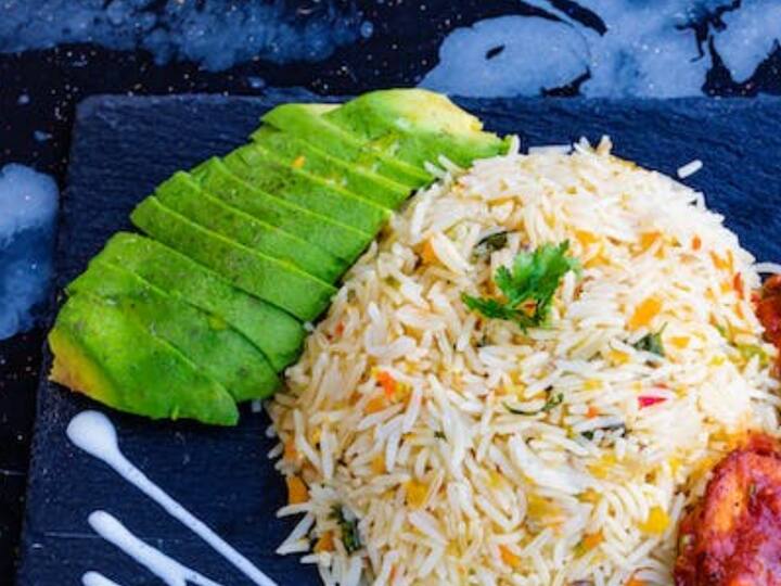 அடுத்து மிளகாய் விழுது சேர்த்து கலந்துவிட்டு பின்பு காஷ்மீரி மிளகாய் தூள் சேர்த்து கலந்துவிடவும். பிறகு உப்பு சேர்த்து கலந்து அதில் கரம் மசாலா தூளை சேர்க்கவும். பின்பு பாவ் பாஜி மசாலா தூள் சேர்த்து கலந்துவிடவும்.