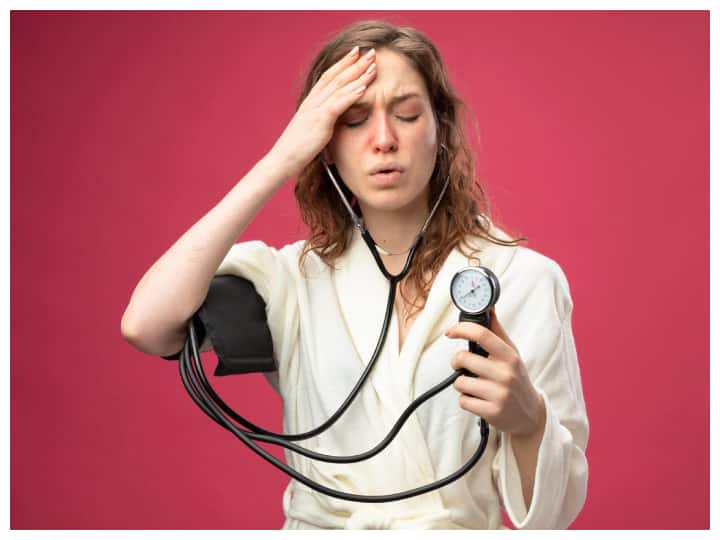 बीपी का बढ़ना जितना खतरनाक होता है कम होना उससे कहीं ज्यादा खतरनाक होता है. आइए जानते हैं बीपी कम करने से लिए क्या करें घरेलू उपाय...