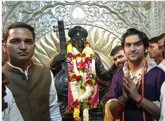 Dhirendra Shastri : धीरेंद्र शास्त्रींचं आधी वादग्रस्त वक्तव्य नंतर थेट देहूत जात तुकाराम महाराजांचं दर्शन, पाहा फोटो...