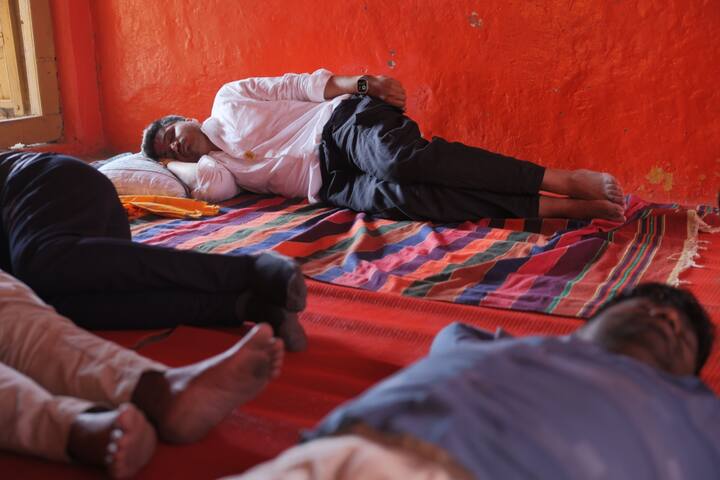 त्यानंतर दमलेल्या रोहित पवारांनी दुपारी ब्रेक घेतला आणि मंदिरातच आराम केला.