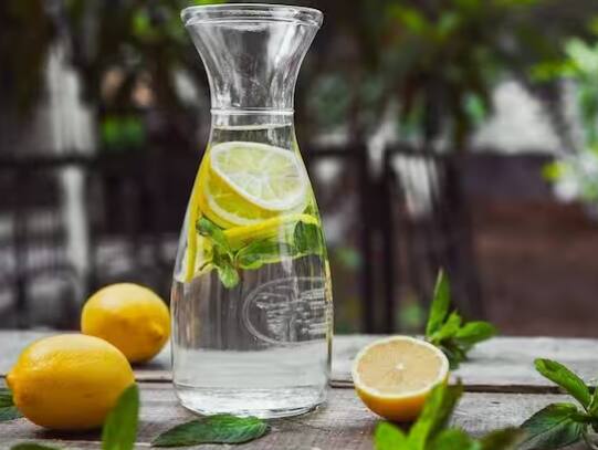ਗਰਮੀਆਂ ਦੇ ਮੌਸਮ 'ਚ ਗਰਮੀ ਤੋਂ ਰਾਹਤ ਪਾਉਣ ਲਈ ਲੋਕ ਕਾਫੀ ਮਾਤਰਾ 'ਚ ਨਿੰਬੂ ਪਾਣੀ ਪੀਂਦੇ ਹਨ। ਇਸ ਨਾਲ ਸਰੀਰ ਹਾਈਡ੍ਰੇਟ ਰਹਿੰਦਾ ਹੈ। ਇਸ ਨਾਲ ਭਾਰ ਵੀ ਕੰਟਰੋਲ 'ਚ ਰਹਿੰਦਾ ਹੈ ਅਤੇ ਪਾਚਨ ਸੰਬੰਧੀ ਸਮੱਸਿਆਵਾਂ ਨੂੰ ਦੂਰ ਕਰਨ 'ਚ ਵੀ ਮਦਦ ਮਿਲਦੀ ਹੈ। ਪਰ ਕੀ ਤੁਸੀਂ ਜਾਣਦੇ ਹੋ ਕਿ ਨਿੰਬੂ ਪਾਣੀ ਪੀਣ ਨਾਲ ਵੀ ਤੁਹਾਨੂੰ ਨੁਕਸਾਨ ਹੋ ਸਕਦਾ ਹੈ। ਜੇਕਰ ਤੁਸੀਂ ਭਾਰ ਘਟਾਉਣ ਲਈ ਅੰਨ੍ਹੇਵਾਹ ਨਿੰਬੂ ਪਾਣੀ ਪੀ ਰਹੇ ਹੋ, ਤਾਂ ਤੁਹਾਨੂੰ ਇਸਦੇ ਮਾੜੇ ਪ੍ਰਭਾਵਾਂ ਨੂੰ ਵੀ ਜਾਣਨਾ ਚਾਹੀਦਾ ਹੈ।