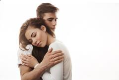 दवा की तरह काम करती है जादू की झप्पी, आपके रिश्ते ही नहीं सेहत के लिए भी फायदेमंद है गले लगना- स्टडी