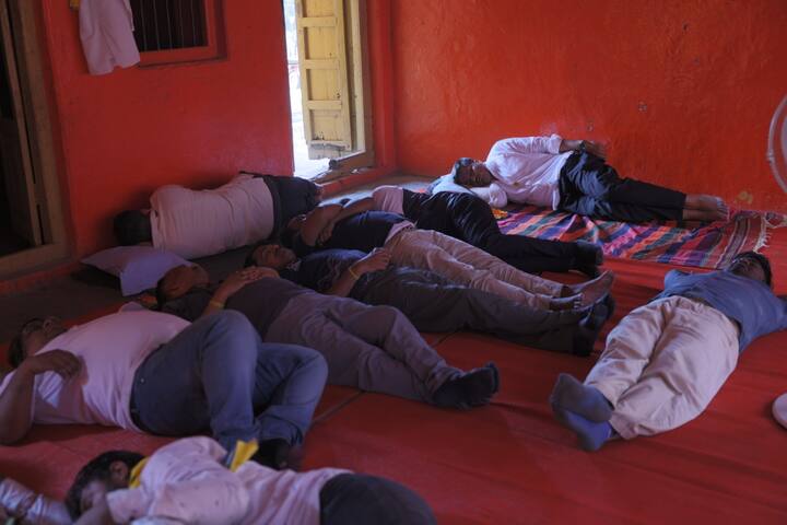 रोहित पवार आणि त्यांचे साथीदार मंदिरात आराम करतानाचे फोटो व्हायरल होत आहेत.