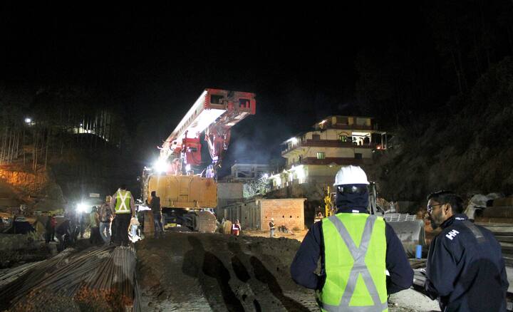 दिवाळीच्या पहिल्याच दिवशी बोगद्याचं काम सुरू असताना मातीचा ढिगारा कोसळला आणि हे सगळे मजूर आतच अडकले.