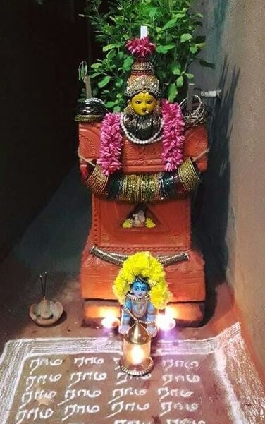 ऐसा माना जाता है तुलसी विवाह करवाने से सुहागिन महिलाओं को सौभाग्यवती होने का आशीर्वाद मिलता है.