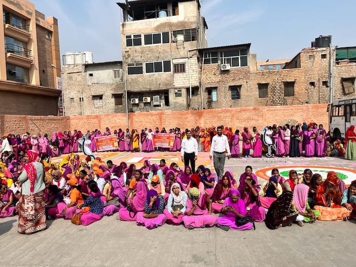 रोडवेज बस स्टैंड पर कार्यक्रम में उपस्थित प्रतिभागियों की तरफ से शत प्रतिशत मतदान की शपथ ली. बस स्टैंड पावटा पर तीन रंगों थीम आधारित रंगोली बनाकर मतदाताओं को 25 नवंबर को अधिकाधिक मतदान की प्रेरणा दी.  प्रबंधक वन स्टॉप सेंटर एवं इन्दिरा महिला शक्ति केंद्र, परामर्शदाता महिला सुरक्षा और सलाह केन्द्र समस्त ग्राम साथिन ब्लॉक मण्डोर केरू और धया, सहायिका, राजीविका की प्रचार सखी, समूह सखी,ग्राम संगठन सहायिका, स्काउट्स और महिलाओं  ने भाग लिया.