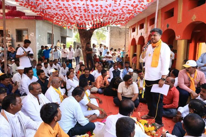 मनुबाई जवळा गावात युवा संघर्ष यात्रा गेली असता तेथे मारुती मंदिर दर्शन घेतले आणि गावातील नागरिकांच्या बरोबर संवाद साधला.